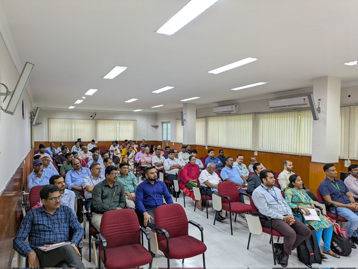 MidhaniLtd's tweet image. MIDHANI hosted MSME Conclave 2025 to promote #Indigenization in Defence. CMD Dr. S.V.S. Narayana Murty inaugurated the event.  #AatmanirbharBharat!
Shri T. Muthukumar, DPM and Smt. K. Madhubala, GM (Fin.) registered their presence in the event. 
#Defence #MSME