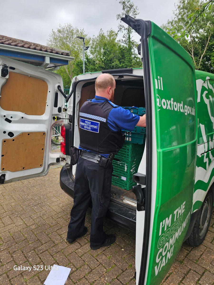 Yesterday at Windale School, our SYRCOX Food Service was supported by a <a href="/ThamesVP/">Thames Valley Police</a> Community Officer who helped prepare and deliver food parcels.

Over 120 people rely on us weekly. This is what real community looks like.
#SYRCOX #Oxford #FoodSupport #TogetherForGood