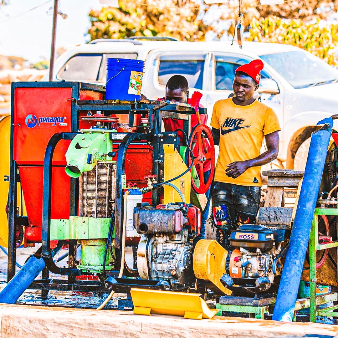 CarvetiiCoffee's tweet image. A shot from the producers of our newest addition to the filter coffee lineup. This is how they process their coffee beans in Iyenga, Tanzania. Love it!

#coffee #coffeeroaster #tanzaniancoffee #tanzaniancoffeebeans #fruityandfloralcoffee #coffeeprocessing #coffeebeans #newcoffee