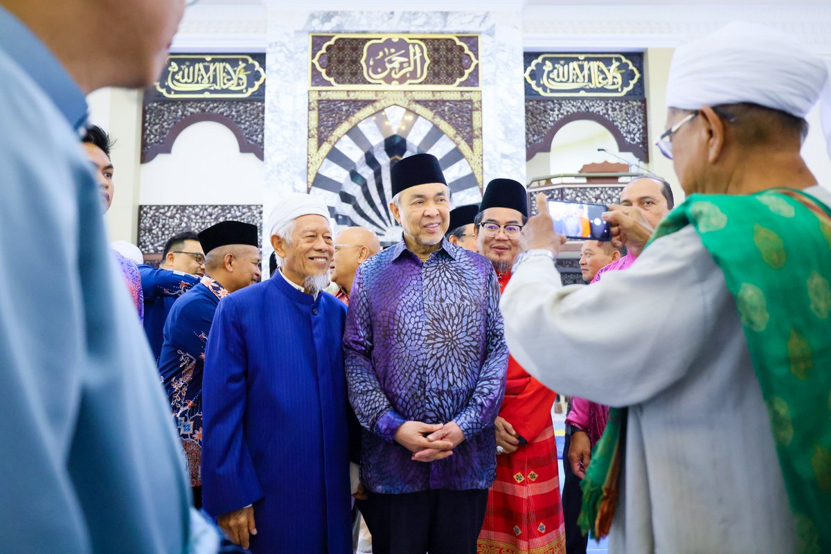 DrZahidHamidi's tweet photo. 𝐒𝐨𝐥𝐚𝐭 𝐉𝐮𝐦𝐚𝐚𝐭 𝐝𝐢 𝐌𝐚𝐬𝐣𝐢𝐝 𝐃𝐚𝐫𝐮𝐥 𝐇𝐚𝐧𝐚, 𝐊𝐮𝐜𝐡𝐢𝐧𝐠

Sebelum bertolak pulang, saya berkesempatan menunaikan Solat Jumaat di Masjid Darul Hana, Jalan Tun Salahuddin, Kuching.

Bersempena sambutan Hari Guru, khutbah Jumaat pada hari ini telah disampaikan oleh Tuan Haji Omar bin Salleh, Pengarah Bahagian Pendidikan Islam, KPM, dengan tajuk “Membangun Karakter Karamah Insaniah.”

Alhamdulillah, gembira dapat meluangkan masa bersama para jemaah di sini. Terima kasih saya ucapkan kepada Jawatankuasa Masjid Darul Hana atas sambutan dan layanan yang begitu mesra.

Di hari Jumaat yang penuh barakah ini, saya mendoakan agar setiap langkah dan usaha kita semua sentiasa diberkati dan dipermudahkan dalam segala urusan, di mana jua kita berada. Insya-Allah.

#MasjidDarulHana
#Kuching #Sarawak
#HariGuru2025
