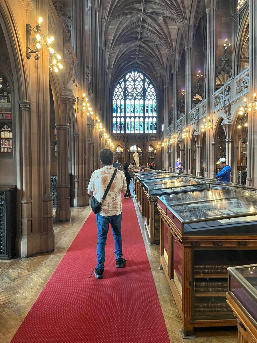 Dün bu kitabın fotoğrafını çekerim diye yanımda götürdüm. Hatta <a href="/ilkkuralsyg/">merve🐙</a> Merve hocamın -sağ olsun- tavsiyesi ve rehberliğiyle Manchester'da John Rylands Library'i gezdik. Kitabı az önce bitirdim ama oradayken fotoğrafını çekmediğimi fark ettim.