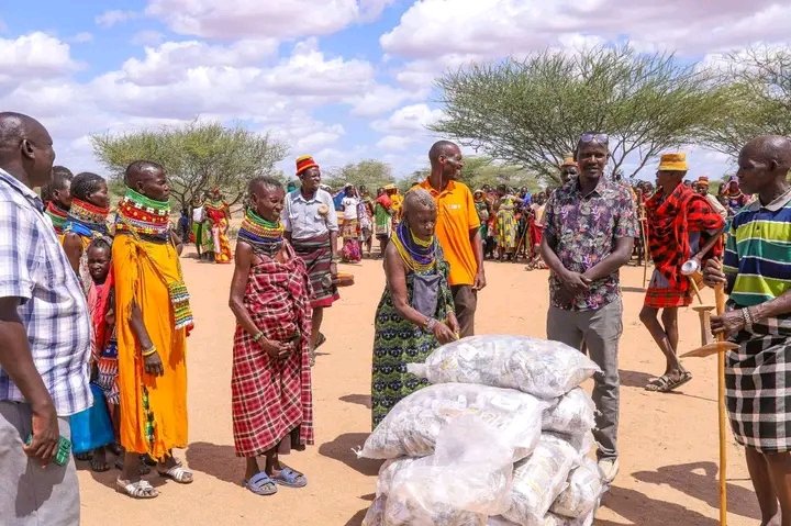 ChamsLodwar's tweet photo. Spread truth africa collaborates with the @TurkanaCountyKE on a #NutritionalSupport program in Loima. Yesterday, with the support of the Office of the First Lady, the Spread Truth Africa team provided vital nutritional aid 2 more than 600 households in Nagereny, Loima.
📸 (costy) https://t.co/GvhoyaQ3L0