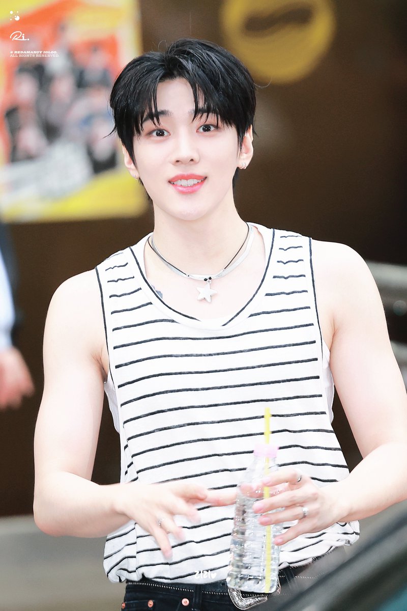 Redamancy_iGloo's tweet photo. 250516 KBS 뮤직뱅크 퇴근 

#재찬 #JAECHAN https://t.co/TlmAdXAtM7