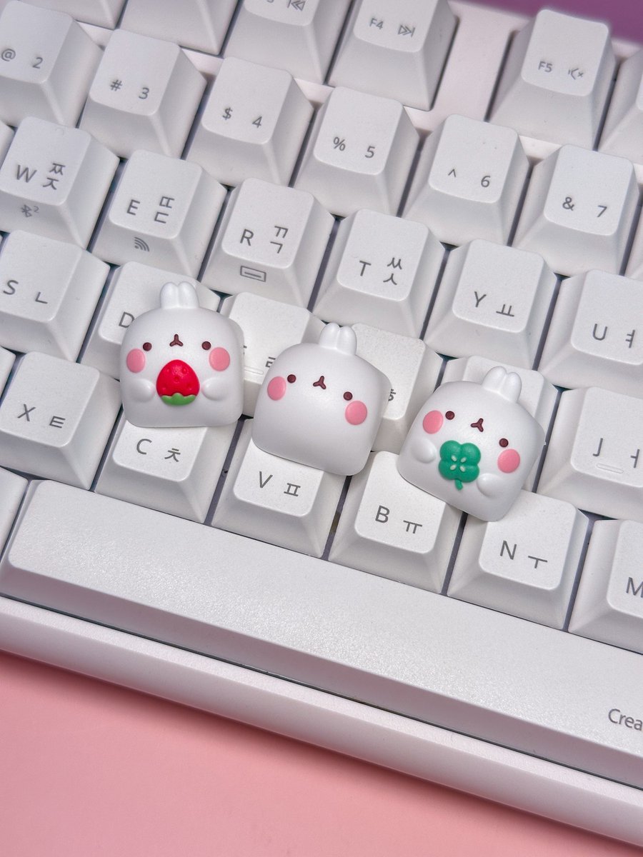 molang2010's tweet photo. 몰랑이 아티산키캡 실물샷 너무 귀여움 ㅠㅠ 
원래 주문제작이었는데 현장요청이 생각보다 많아서 재고를 소량이라도 채워주셨습니다!
이미 주문제작 문의하신 분들의 수량도 예정보다 빠르게 준비 중이라고 전달 받았어요. 저도 내일 받으러 가는데 집 키보드에 포인트로 너무 귀여울 것 같아요🍓 https://t.co/xNzLK0iNed