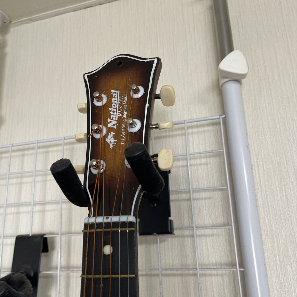 N_N_DF's tweet photo. このギターの情報持ってる人いませんか、、？
詳細不明すぎて、、 https://t.co/N5IMRoJZi2