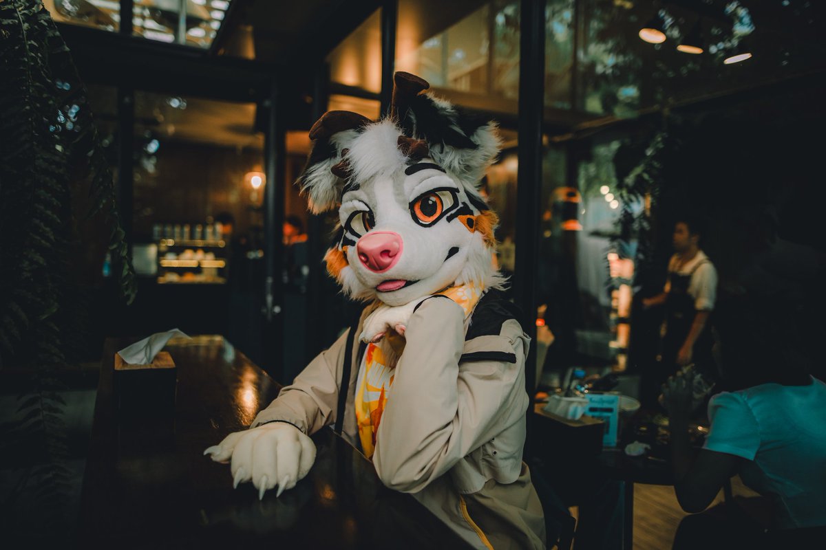 You seems stressed, sit with me and just enjoy the ambient noise together &lt;3
🪡 : <a href="/AlphaDogsStudio/">Alpha Dogs</a>
📷 : <a href="/Joji23zx/">Joji Seth</a> 
#FursuitFriday