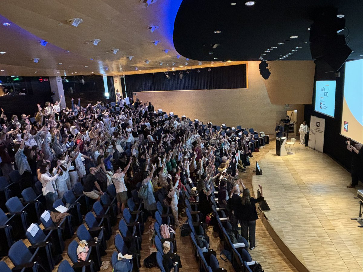 🔴  Foto de família de les 16 escoles, alumnes i mestres guardonats en els Premis eduCAC al CosmoCaixa a #Barcelona. Enhorabona als guanyadors i guanyadores, així com a les escoles i mestres que han participat #PremiseduCAC25