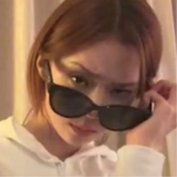 Wrpsss_'s tweet image. 알오네 윈정이가 앨희랑 닌닌이 약혼 알 게 되는 거. 애들 약혼식 이후로도 모르다가 (안 불럿음) 칼민이 휴대폰 배터리 나가서 알 게 됨.

'칼민이가 연락을 안 봐... 내가 뭐 잘못했나...'
'ㄴㄴ 그거 칼민이 배터리 나가서 그래'
'... 그걸 네가 어떻게 아는데?'
'닌닌이가 그러더라, 왜.'