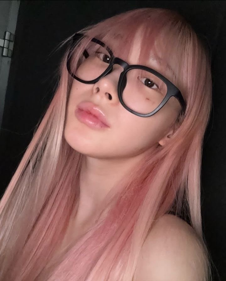 Wrpsss_'s tweet image. 알오네 윈정이가 앨희랑 닌닌이 약혼 알 게 되는 거. 애들 약혼식 이후로도 모르다가 (안 불럿음) 칼민이 휴대폰 배터리 나가서 알 게 됨.

'칼민이가 연락을 안 봐... 내가 뭐 잘못했나...'
'ㄴㄴ 그거 칼민이 배터리 나가서 그래'
'... 그걸 네가 어떻게 아는데?'
'닌닌이가 그러더라, 왜.'