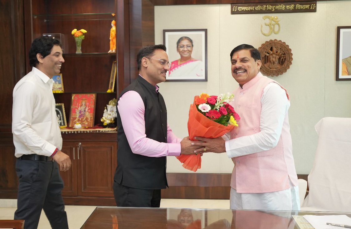 ManojManuIN's tweet photo. मध्यप्रदेश के मुख्यमंत्री श्री मोहन यादव जी से आज मुख्यमंत्री सचिवालय में मुलाक़ात हुई समसामयिक और राजनीतिक मामलों पर चर्चा हुई @DrMohanYadav51 @MP_MyGov @mohdept @CMMadhyaPradesh @MPBJPSangathan @NetworkItv https://t.co/1JiVGpbkXJ