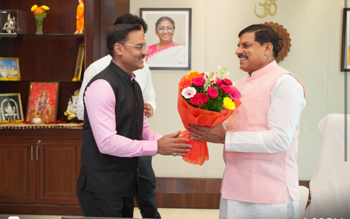 ManojManuIN's tweet photo. मध्यप्रदेश के मुख्यमंत्री श्री मोहन यादव जी से आज मुख्यमंत्री सचिवालय में मुलाक़ात हुई समसामयिक और राजनीतिक मामलों पर चर्चा हुई @DrMohanYadav51 @MP_MyGov @mohdept @CMMadhyaPradesh @MPBJPSangathan @NetworkItv https://t.co/1JiVGpbkXJ