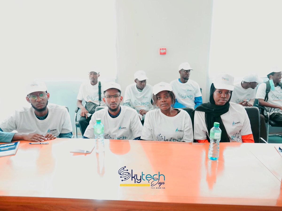 AIBDsa's tweet photo. Ambiance studieuse au kick-off du #SkyTechDays !
Nos jeunes talents, entourés de leurs mentors, plongent au cœur des enjeux de sûreté et sécurité aéroportuaire. Une base solide pour imaginer les solutions de demain.

#SkyTechDays #HackathonAIBD #InnovationAéroportuaire #AIBDLeadership #SmartAirport #DigitalAfrica #YouthInTech
#aibdsa #batirlefutur #senegal #jaimeslesaeroportsdusenegal #senegalvision2050 #SécuritéAéroportuaire #kickoff