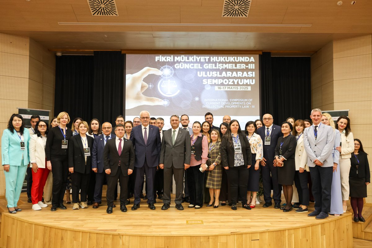 zaimuniv's tweet photo. “Fikri Mülkiyet Hukukunda Güncel Gelişmeler - III Uluslararası Sempozyumu”, İZÜ Abdullah Tivnikli Konferans Salonunda başladı. 

İZÜ Rektörü Prof. Dr. @ACAcar10, BAUN Rektörü Prof. Dr. @YucelOgurlu , TSUL Rektörü Prof. Dr. Islambek Rustambekov, Uluslararası Vizyon Üniversitesi Rektörü Prof. Dr. @avecdican, Türk Patent ve Marka Kurumu Başkanı Prof. Dr. @mzekidurak ile Bağlantılı Hak Sahibi Fonogram Yapımcıları Meslek Birliği (MÜYAP) Genel Koordinatörü Bülent Forta ve Türkiye Musiki Eseri Sahipleri Meslek Birliği (MESAM) Başkanı Recep Ergül gerçekleştirdi.

Konuşmacılar, fikri mülkiyet haklarının korunmasının küreselleşen dijital dünyada giderek karmaşıklaşan bir mesele olduğunu, bunun akademik üretimden müzik sektörüne kadar geniş bir alanda motivasyon ve yaratıcılık açısından kritik olduğunu vurguladı.