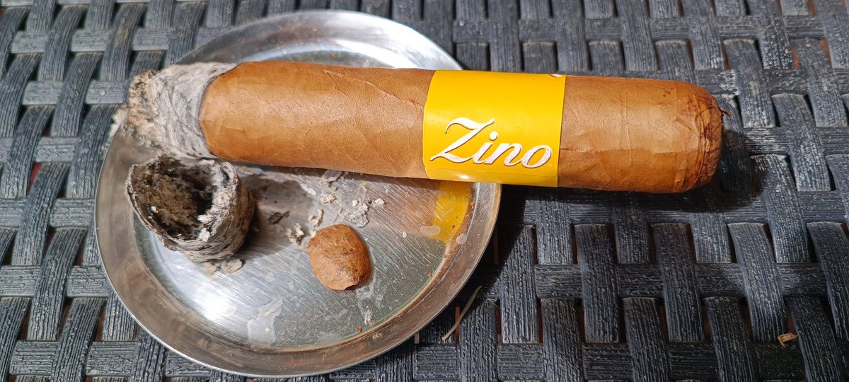 Вот ведь, вполне себе приятная сигара оказалась. И всего 12 евро