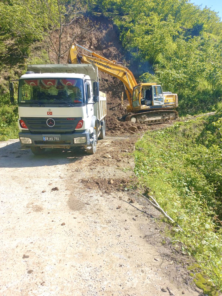 g_idaresi's tweet photo. İl Özel İdaresi ekipleri,  #Doğankent ilçesine bağlı Oyraca Köyü ile Merkeze bağlı #Gedikli Köyü’nde meydana gelen heyelanların ardından hızlıca harekete geçti. Ekipler, yolu kapatan toprak ve kaya kütlelerini temizleyerek köy yollarını yeniden ulaşıma açtılar.🚜🚧⚒️
#Giresun https://t.co/YriSYaKOgO