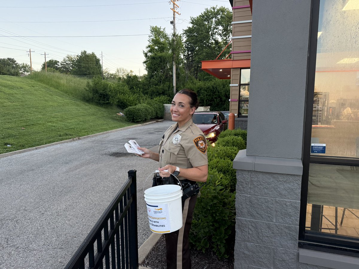 stlcountypd's tweet photo. Guess whoโs ready for a Cop on a Rooftop? We are! Stop by one of our two Dunkinโ Donuts locations in St. Louis County! We are on Big Bend Road in West County and Telegraph Road in South County. See you soon! @SOMissouri #coponarooftop #stlco #copontop https://t.co/YvdTM7gEjB