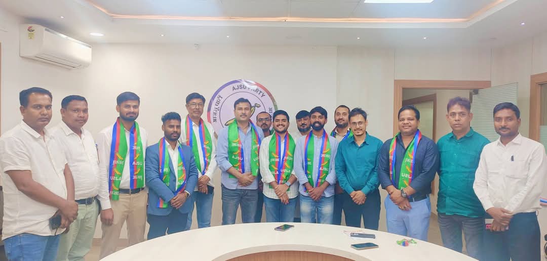 ajsupartyjh's tweet photo. आजसू पार्टी में नए साथियों का स्वागत!
दर्जनों बुद्धिजीवियों एवं युवाओं ने आज पार्टी की सदस्यता ली।
पार्टी के केंद्रीय अध्यक्ष सुदेश महतो जी ने उनका स्वागत करते हुए कहा – “युवा हमारी ताकत हैं, इन्हें समाज और राष्ट्र निर्माण में लगाया जाएगा।”
#AjsuParty #AJSUOfficial #YuvaShakti #RashtraNirman #SudeshMahato #JoinAJSU