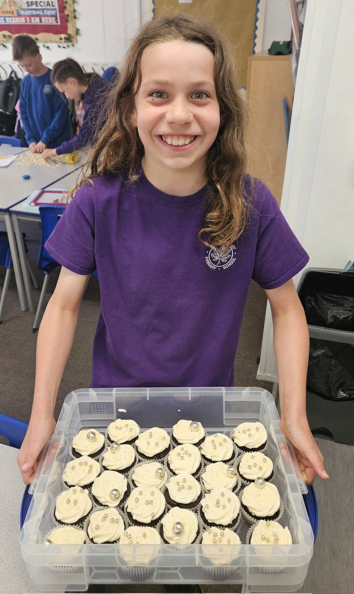 Thank you, George, for these beautiful cakes! What a lovely treat for this afternoon.
Parents, they won't need much dinner!