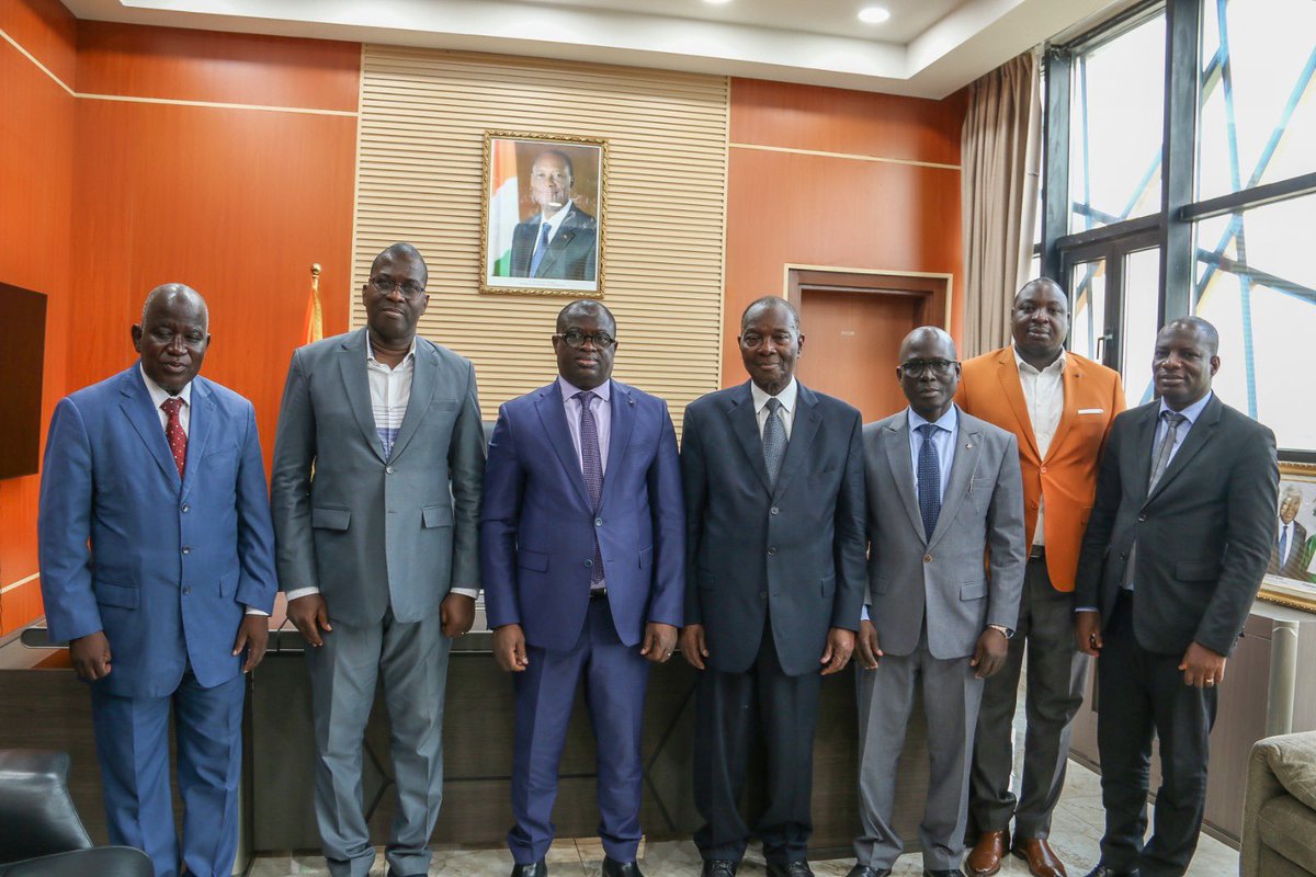 L'ancien ministre, Professeur Saliou Touré, échange avec le président de l'Université de Bondoukou 

En séjour à Bondoukou, l'ancien ministre de l'Enseignement supérieur, par ailleurs Président de l'Université Internationale de Grand - Bassam, Professeur Saliou Touré.