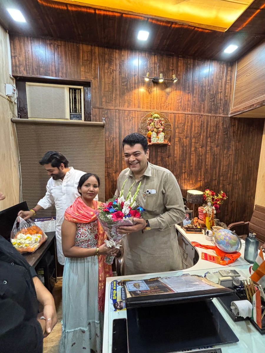 आज दिल्ली नगर निगम के नेता विपक्ष श्री <a href="/AnkushNarang_/">Ankush Narang</a> जी का स्वागत शालीमार बाग वार्ड 55 के निगम पार्षद श्री जलज चौधरी जी व सभी कार्यकर्ताओं ने बधाई दी व स्वागत किया ।
धन्यवाद सर <a href="/AnkushNarang_/">Ankush Narang</a> जी