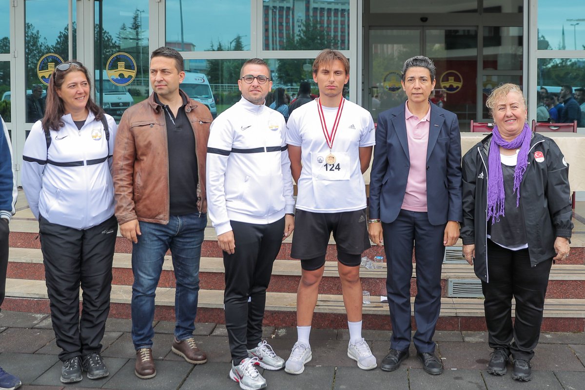 trakya_univ's tweet photo. TRAKYA ÜNİVERSİTESİNDE 19 MAYIS KOŞUSU
Kırkpınar Spor Bilimleri Fakültesi tarafından düzenlenen “19 Mayıs Atatürk’ü Anma, Gençlik ve Spor Koşusu” renkli görüntülere sahne oldu. 19 Mayıs Atatürk’ü Anma, Gençlik ve Spor Bayramı kapsamında organize edilen koşu, Spor Bilimleri Fakültesi önünden başlayarak Rektörlük binası önünde sona erdi.

Toplamda 60 kişinin katılım sağladığı koşuya 31 erkek ve 29 kadın öğrenci yarışmacı olarak katıldı. Yaklaşık 5 kilometrelik parkur; Kırkpınar Spor Bilimleri Fakültesi’nden başlayarak enstitüler yolu, Eczacılık Fakültesi, Bolca Ana güzergâhı ve son olarak Kongre Merkezi güzergâhında tamamlandı.

Yarış sonunda Kırkpınar Spor Bilimleri Fakültesi Dekanı Prof. Dr. Nurper Özbar yaptığı açıklamada “Koşuya daha fazla kayıt alınmıştı ancak toplamda 60 kişi aktif olarak katılım sağladı. Aslında daha uzun bir koşu planlamıştık fakat hem yağmur hem de güvenlik engellerini daha rahat aşabilmek adına yaklaşık 5 kilometrelik parkurda koşuyu tamamlamalarını sağladık. Tüm Üniversitemiz mensuplarına açık bir koşuydu. Üniversitemizin farklı bölümlerinden öğrencilerin yanı sıra mezun öğrencilerimizin de katılımı söz konusu oldu. Katılım sağlayan tüm öğrencilerimize, mezun öğrencilerimize ve veteran sporculara teşekkür ediyoruz.” dedi.

Yarışmada Dereceye Girenler:

Erkekler Kategorisi
1.Eren Kaygusuz
2. Muhammet Ali Açak
3. Alparslan Kutay Odacıl

Kadınlar Kategorisi
1. Büşra Taşgın
2. Hasret Candemir
3. Dilan Tunç

Koşu sonunda tüm katılımcılarla birlikte Fakülte Dekanı Prof. Dr. Nurper Özbar, Trakya Üniversitesi Genel Sekreteri İlyas İpek ve daire başkanlarının da yer aldığı bir toplu foto��raf çekimi gerçekleştirildi. Etkinlik, sporla iç içe bir üniversite kültürünün yaygınlaşmasına katkı sunarken, katılımcılardan da büyük beğeni topladı.

https://t.co/Aubr4xHAyh

#trakyaüniversitesi