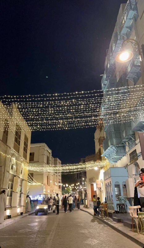 لم يعد هنالك وقت لننسى الألم كبُرنا فجأةً والعمرُ مرَّ سريعا. - محمود درويش