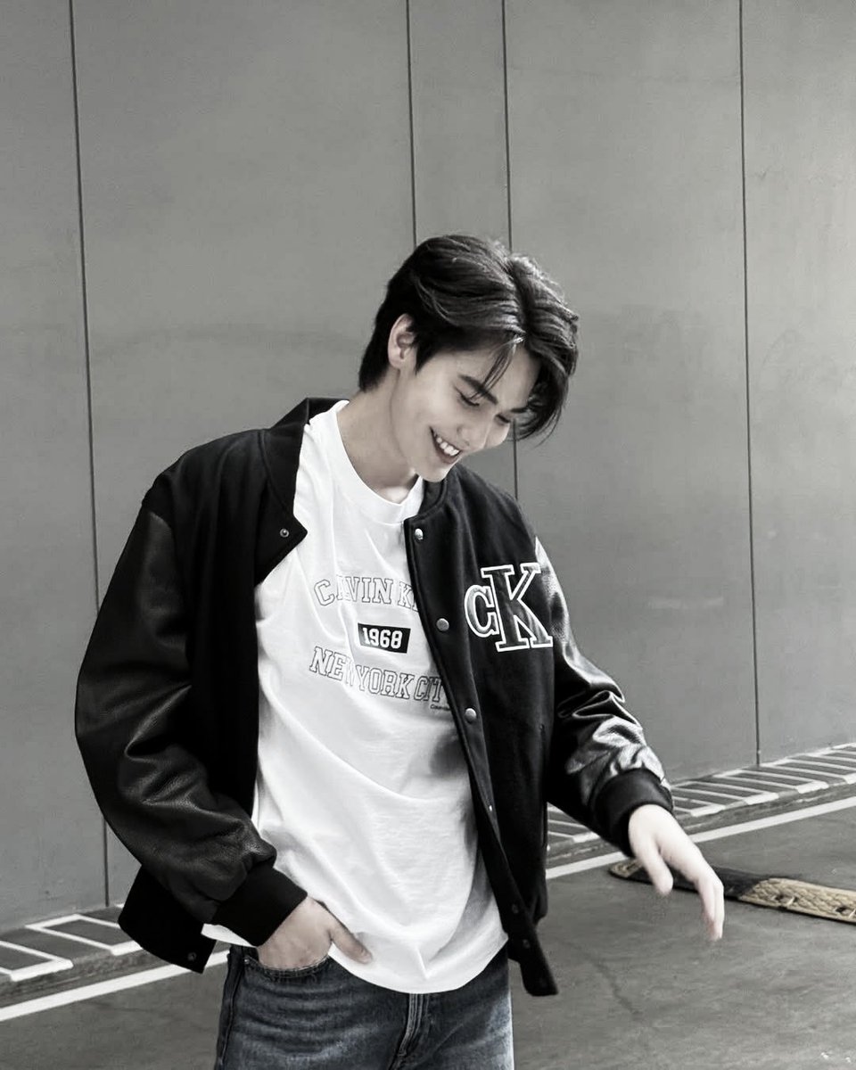 bxagas's tweet image. ︎︎ ︎︎︎ ︎︎︎ ︎
Hair? Effortless. Jacket? Stolen hearts. Mood? Somewhere between “don’t talk to me” and “say that again, but slower.” I don’t need to try hard, this energy does the heavy lifting.
︎︎ ︎︎︎ ︎︎︎ ︎