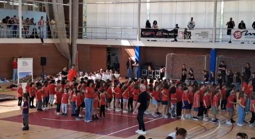 🎶 Avui l’alumnat d’I5 ha participat al #FemDansa organitzat pel <a href="/sevoriental4/">SE Vallès Oriental IV</a> , compartint balls i ritme amb altres escoles 💃🕺.
Una experiència plena de cooperació, alegria i educació a través del cos! 🫶
#I5Picots #Dansa #EducacióEnMoviment