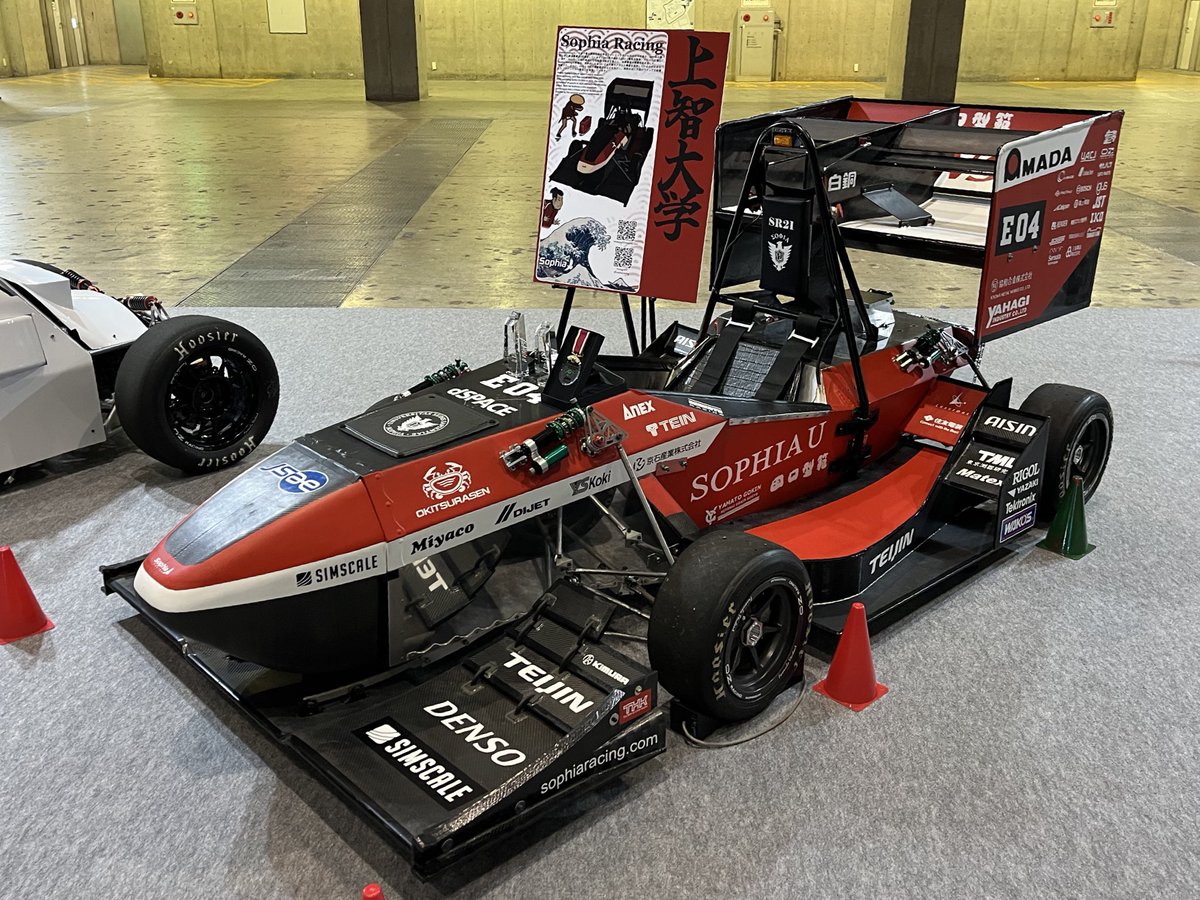なんと！フォーミュラEの会場で新車両SR21をお披露目しています！
新しいマシンとカラーリングはいかがですか？
今年の上智はさらに赤いです🌶️🌶️🌶️
真っ赤な上智が戻ってきました🦅

#学生フォーミュラ #fsae #sophiaracing #上智大学