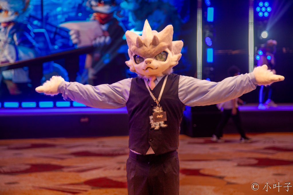 撒，finale哒——
摄影：@雷烬青痕 on bilibili
#FursuitFriday