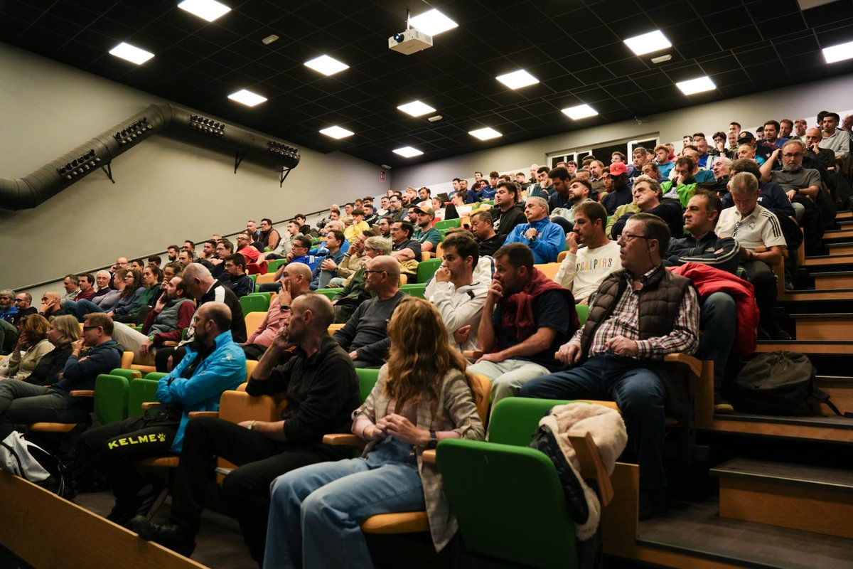 El Comité de <a href="/EntrenadoRffm/">Comité y Escuela de Entrenadores de la RFFM</a> celebró este jueves en el Centro de Arte y Turismo del <a href="/aytosotodelreal/">Soto del Real</a> una nueva Jornada de Actualización y Reciclaje con las ponencias de Yuriko Saeki, Abraham García y Julio Indiano