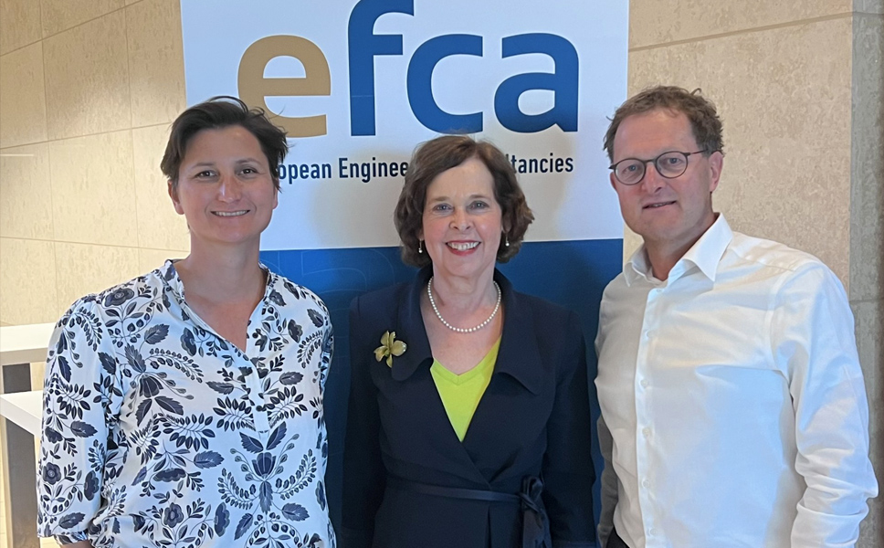 Carla Moonen (voorzitter), Willemien Bosch (directeur) en Jaap de Koning (voorzitter van de Internal Market Committee bij de EFCA / Senior Expert bij lidbedrijf Witteveen+Bos) bij EFCA Conference 2025 in Luxemburg. #NLingenieurs #ontwerpersvandetoekomst
