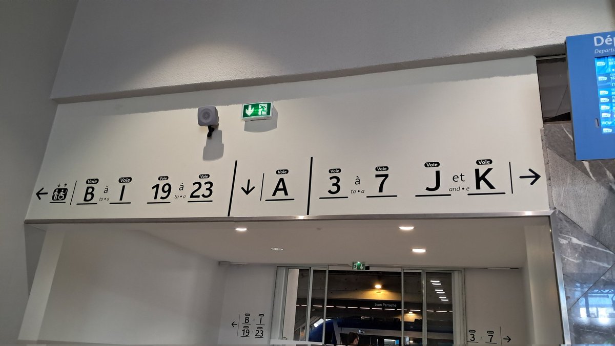 Amaury_cts_'s tweet photo. Y’en a à Gares &amp; Connexion ils ont vraiment cru qu’on jouait à des Chiffres et des Lettres quand on prenait le train, sérieux c’est quoi ça 😅

D’autant plus n’importe quoi qu’en France y’a aussi énormément de gares où les lettres A à F... c’est les repères de quai, pas des voies https://t.co/JkjrPxMhy6