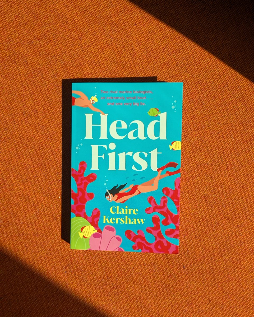 We've fallen #HeadFirst for these gorgeous finished copies! We took them on a tour to find all the sunny spots in Zaffre HQ ☀️🐬 loom.ly/d5oI_Ig 
#newbooks