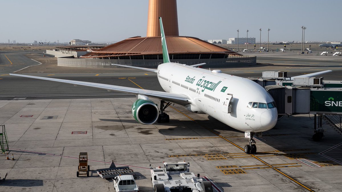 05/03/25 JED/OEJN ジッダ国際空港
Saudia（Saudi Arabian Airlines ）
777-219ER / 9H-AZH

2019年にサウジアラビア航空が自社保有の777-268ERを退役させたあと、2024年5月には巡礼用として、エア・アトランタ・ヨーロッパから元ニュージーランド航空の777-200ERを2機リースしている。
