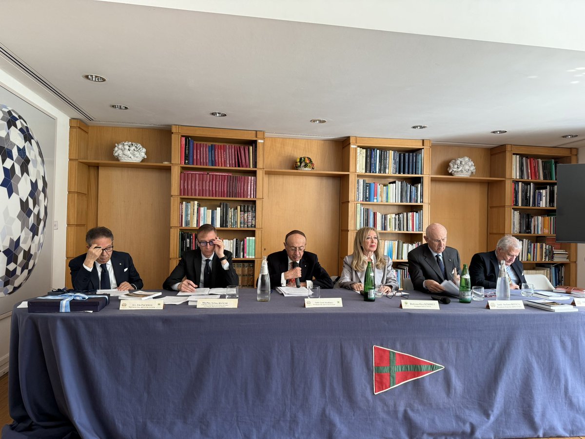 FKonsolosluk's tweet photo. 🇮🇹 🇹🇷 È stato un onore partecipare alla riunione annuale dei consoli onorari d'Italia a Roma. #UCOI #UCOIM @carlo_marsili @izmirli_oya
🇹🇷🇮🇹 İtalya Fahri Konsoloslarının her yıl Roma’da gerçekleşen toplantısına katılmak onurdur. #UCOI #UCOIM @carlo_marsili @izmirli_oya https://t.co/SRYTcAqOY7