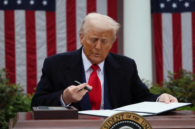 🚨 BREAKING: Trump annuncia che gli Stati Uniti stabiliranno le tariffe per i partner commerciali entro poche settimane.
