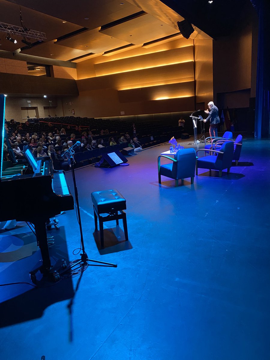 nosomosde2a's tweet photo. Lección de vida escuchando al Dr. Marcos Gómez Sancho exponer su ponencia “¿se puede aprender a morir bien? 
#sembrandocuidados #nosomosdesegunda #aronacuida #nsds https://t.co/1SswrmLRxh