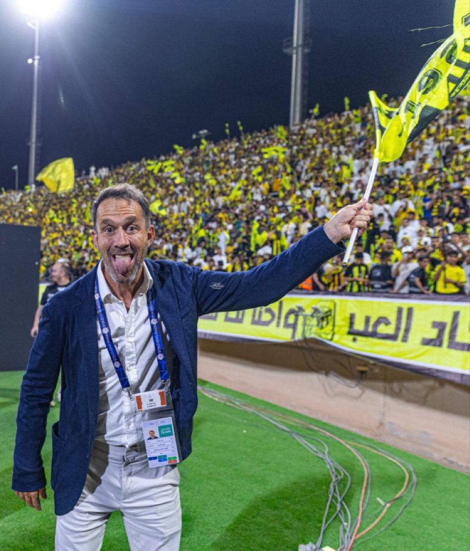 - بالرغم من محدودية الميزانية .. قال لابأس 
- بالرغم من قوة الزخم بالتعاقدات للاندية .. ايضًا قال لابأس

رجل اتى ليعمل بصمت وفق رؤية مستقبلية وضعها لنادي #الاتحاد .. تاثيره كان طاغي وعلاقاته مع الجميع وطيدة جدًا .. احدث طفرة جلبت لنا هذا اللقب الحارق

Big Ramon Planes 🟡⚫️ 🇪🇸