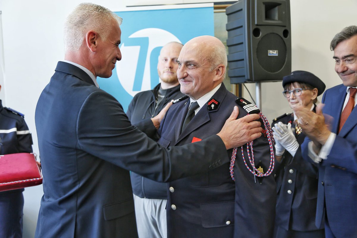 Fier d’avoir remis, au nom de la République, la Légion d’Honneur à Stéphane GOUÉZEC, directeur du @sdis76.
Une carrière exemplaire au service des autres, une figure de notre sécurité civile.
Respect et gratitude pour cet engagement sans faille soutenu par sa famille.