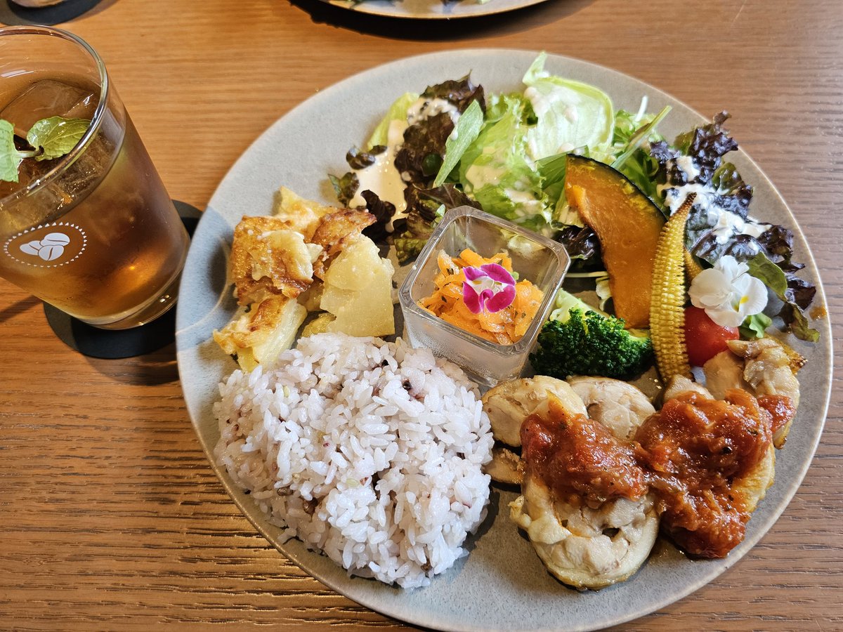 life_rioka's tweet photo. 昨夜の #かのそれ 7話 胸がぎゅううってなりっぱなしで言葉に出来なかったけど、、、
お仕事がてら 凄く行きたかった氷雨くんカフェの #BLOOMYS さんへ
お花に囲まれた本当に素敵な空間❁⃘*.
ランチも美味しかったです😋🍴
めだかちゃんもいました♡
続く↓
#彼女がそれも愛と呼ぶなら
#伊藤健太郎 https://t.co/80zKQqLPZC