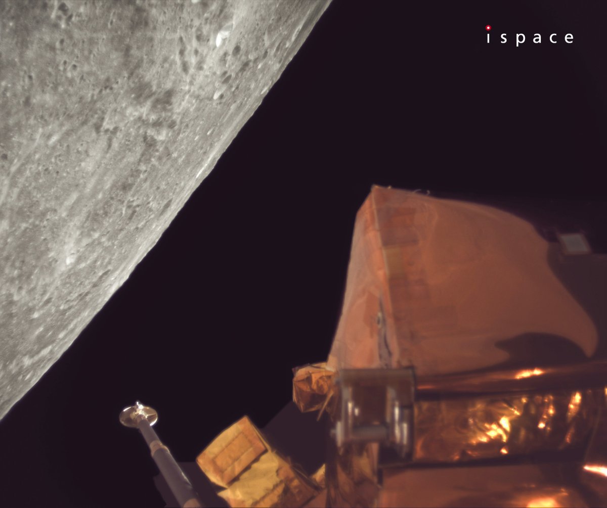 ispace_JP's tweet photo. 皆さん、こんにちは。今日の「ランダーいまどこ」[特別編]をお届けします。👋🌖

今日の体調：良好
月面からの距離：約100km〜2,300kmまで
航路：低エネルギー遷移軌道
スピード：およそ時速3,200km〜6,800kmで月の周回軌道を周回中です。

今日はランダーが撮影した最新の写真をお届けします！
ランダー上部に搭載されたカメラで撮影されたもので、右下に写っているのはTENACIOUSローバーを覆うカバーです。

月面着陸は2025年6月6日 4:24(日本時間)を予定しています。
今後のアップデートもお楽しみに！

#ispace #HAKUTO_R #VentureMoon #RESILIENCE #M2Updates
