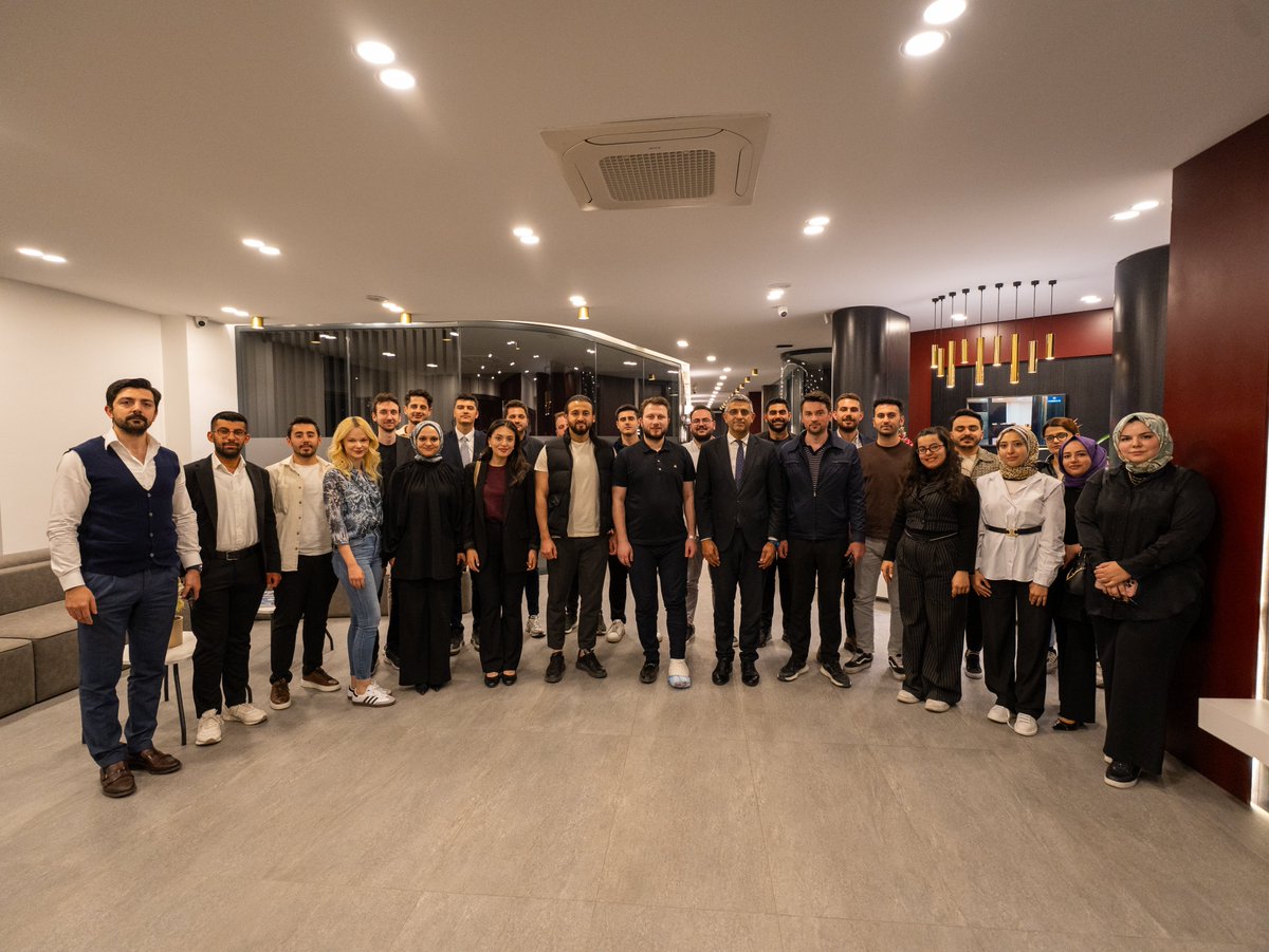 Tecrübe Paylaşımı programımızda, Ostim KOSGEB Müdürü Sn. Hasan ŞENEL’i ağırladık. Bizleri bilgilendiren konuşmaları için teşekkür eder, katılım gösteren tüm üyelerimize şükranlarımızı sunarız.

Ev sahipliği yapan HYBRIDHUB'a ve Sn. Ahmet Burak TAŞKIRAN'a teşekkür ederiz.