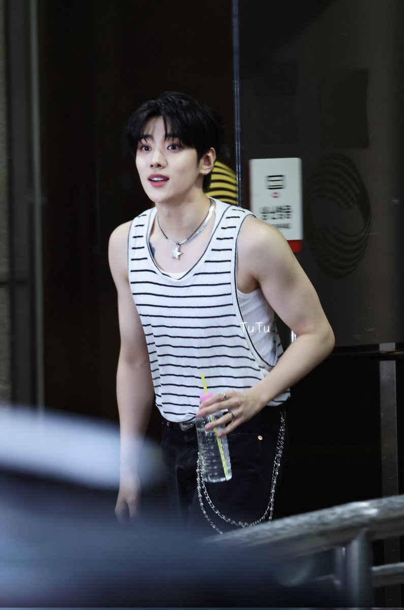 JaechanTuTu's tweet photo. 20250516
#재찬 #JAECHAN #DKZ
音乐银行下班图！ https://t.co/2rcbOIqoYI