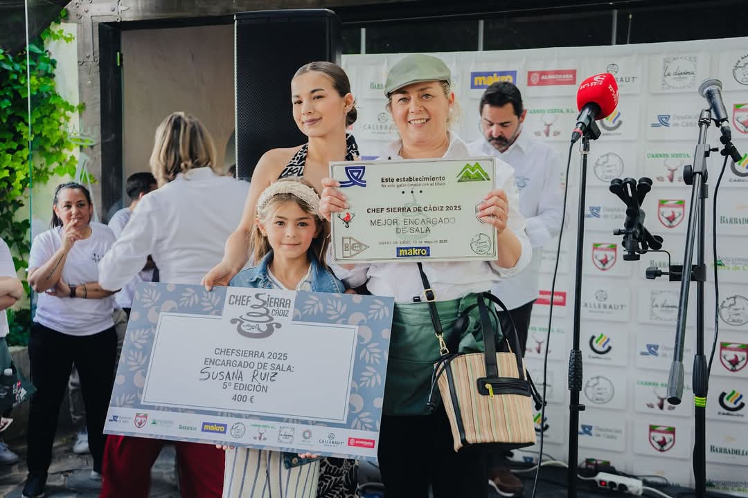 Hoy, a las 21.30 en #ABocaLlena | #PeriodismoGastro
📺 Asistimos a la apretadísima final de la VIIII edición del Chef Sierra de Cádiz en la Hacienda El Rosalejo.
⛰🍴 Talento y producto de la serranía dándose la mano en un entorno único. 
🎙 Presenta y dirige: Eugenio Camacho.