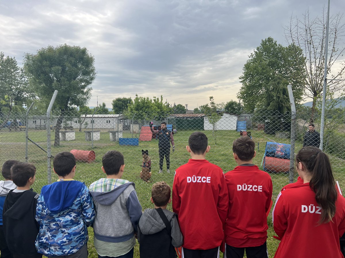 Düzce Bahçeşehir Gençlik Merkezi (@gsb_bahcesehir) on Twitter photo Gençlik Haftasının 2. Gününe çoşkuyla başladık. 😊
Esentepe köyü ilkokulu öğrencileri ve gönüllü gençlerimizle İl Jandarma Komutanlığına ziyaret gerçekleştirdik. 🇹🇷
@oa_bak <a href="/gencliksporbak/">Gençlik ve Spor Bakanlığı 🇹🇷</a> Gençlik Haftasının 2. Gününe çoşkuyla başladık. 😊
Esentepe köyü ilkokulu öğrencileri ve gönüllü gençlerimizle İl Jandarma Komutanlığına ziyaret gerçekleştirdik. 🇹🇷
@oa_bak <a href="/gencliksporbak/">Gençlik ve Spor Bakanlığı 🇹🇷</a>