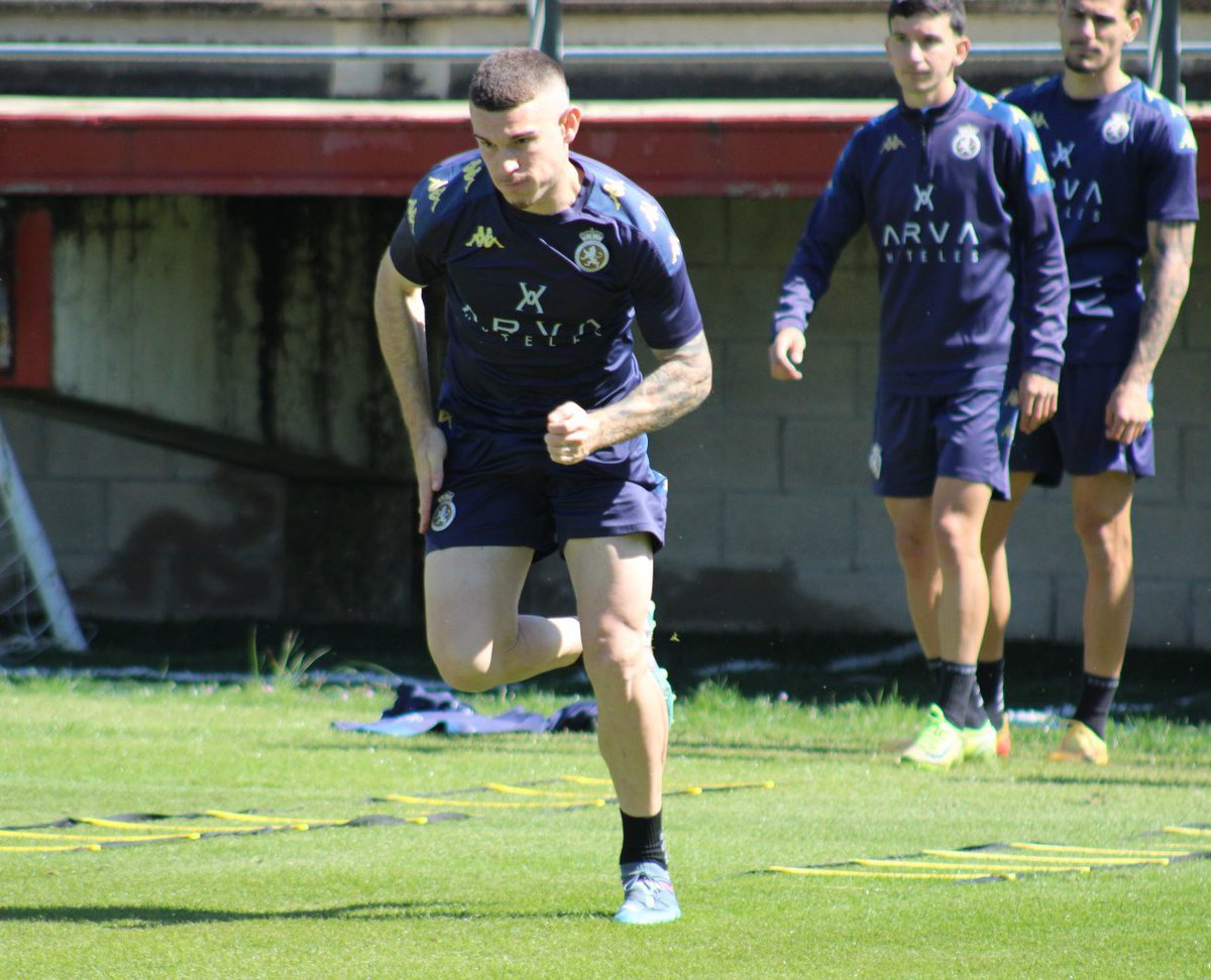 supercarlosleon's tweet photo. Raúl Llona, entrenador de la @CyDLeonesa : "Vamos a Ponferrada para ganar el partido y conseguir el objetivo del ascenso".
#culturalleonesa #sdponferradina #sdponferradinaculturalleonesa #daniyjose #embutidosrodriguez #supercarlosgarcia #alsa #restauranteluniega https://t.co/nhOgv2xj72