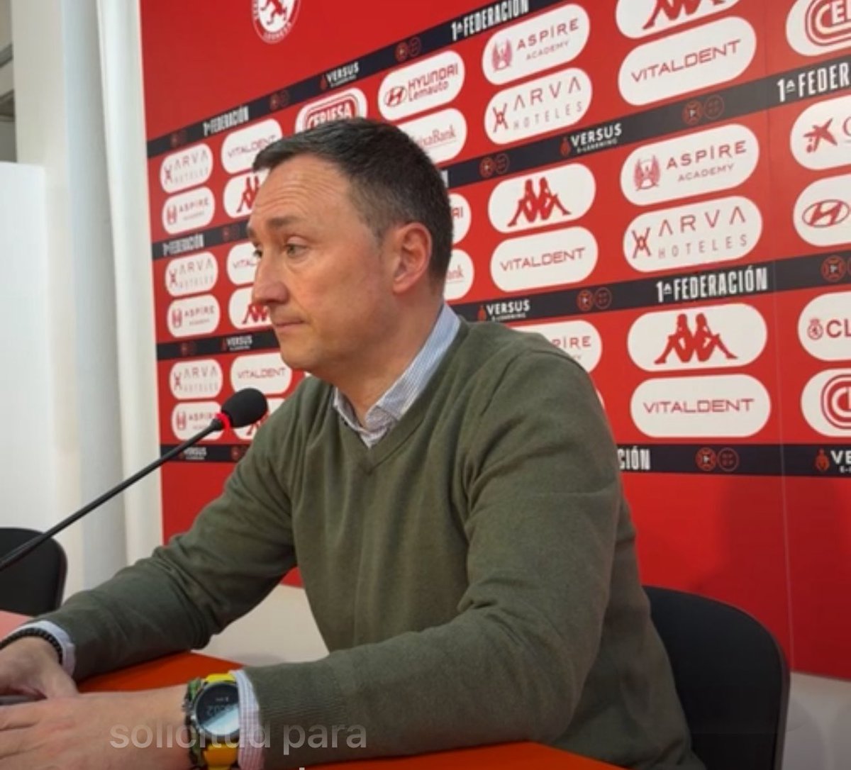 supercarlosleon's tweet photo. Raúl Llona, entrenador de la @CyDLeonesa : "Vamos a Ponferrada para ganar el partido y conseguir el objetivo del ascenso".
#culturalleonesa #sdponferradina #sdponferradinaculturalleonesa #daniyjose #embutidosrodriguez #supercarlosgarcia #alsa #restauranteluniega https://t.co/nhOgv2xj72