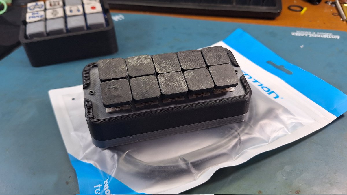 KajikiSouya's tweet photo. INDONESIAN ONLY

GIVEAWAY

Hello guys!
karena kemarin aku udh build makropad baru, kali ini aku mau giveaway makropadku yg dulu 

+ Makropad berfungsi sebagai tambahan tombol F13~F22

+ Bisa untuk Keybinds obs, discord, dan sebagian besar game kalian https://t.co/hbrDEWnDQi