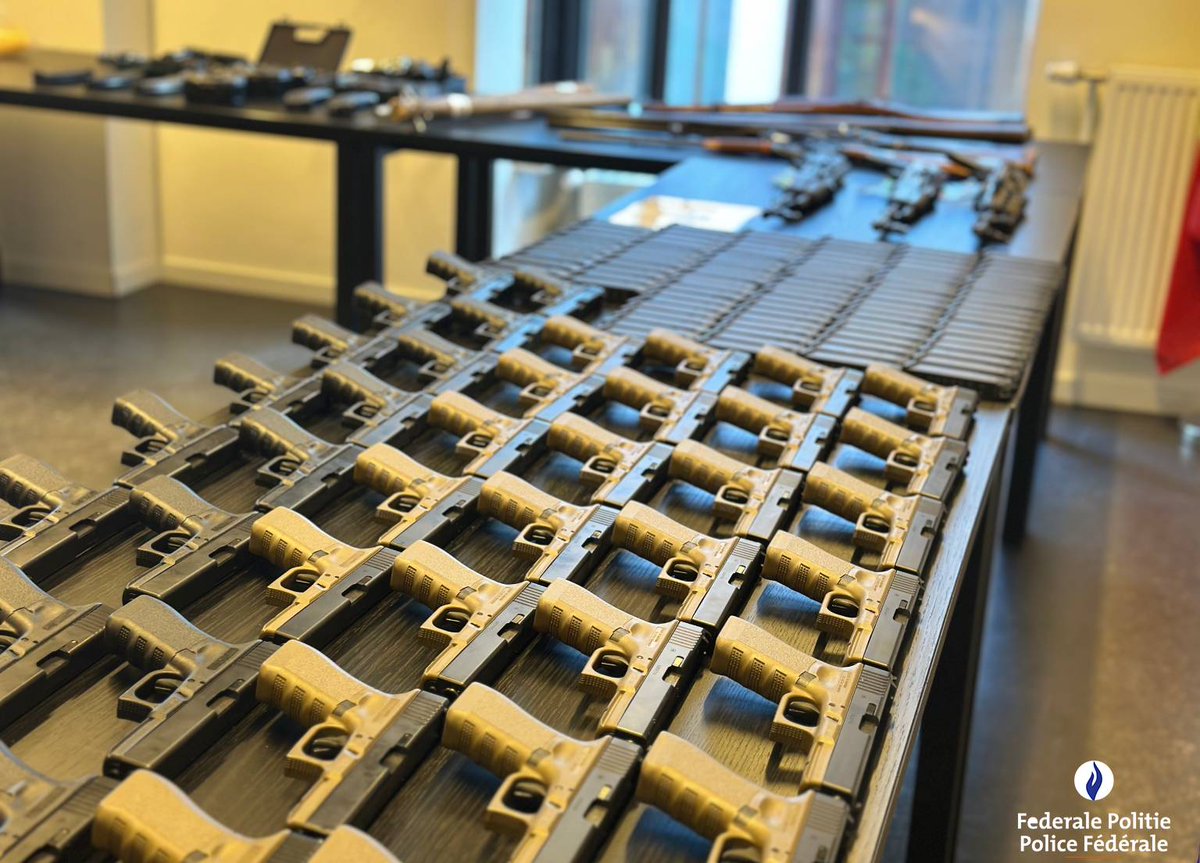 policefederale's tweet image. La PJF Limbourg a mené 20 perquisitions dans le cadre d'une enquête sur un trafic d' #armes. Des dizaines d'armes à feu ont été saisies. Un #labo de #drogues synthétiques en activité et un entrepôt de cigarettes illégales ont également été découverts.
obi41.nl/2w92mnay